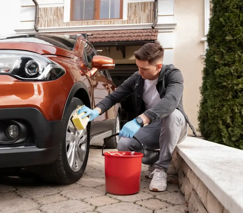 Lavage auto à domicile Lentigny : professionnel intervenant sur un véhicule